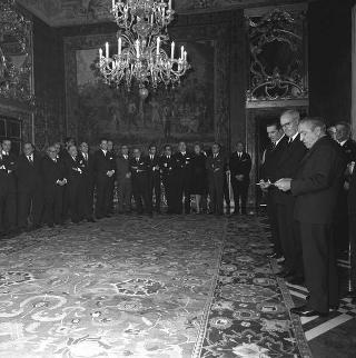 Il Presidente della Repubblica Giuseppe Saragat riceve  in visita di omaggio l'on. Lorenzo Natali, Ministro del turismo e dello spettacolo, e  Italo Gemini, Presidente dell'AGIS, con i vincitori del Premio "David di Donatello"