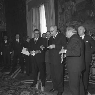 Il Presidente della Repubblica Giuseppe Saragat riceve  in visita di omaggio l'on. Lorenzo Natali, Ministro del turismo e dello spettacolo, e  Italo Gemini, Presidente dell'AGIS, con i vincitori del Premio "David di Donatello"