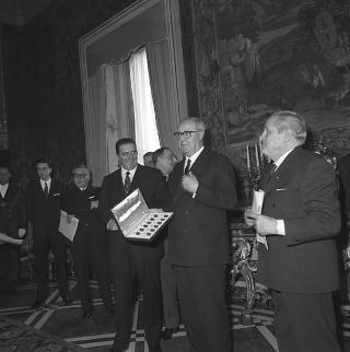 Il Presidente della Repubblica Giuseppe Saragat riceve  in visita di omaggio l'on. Lorenzo Natali, Ministro del turismo e dello spettacolo, e  Italo Gemini, Presidente dell'AGIS, con i vincitori del Premio "David di Donatello"