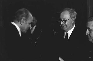 Il Presidente della Repubblica Giuseppe Saragat riceve  in visita di omaggio l'on. Lorenzo Natali, Ministro del turismo e dello spettacolo, e  Italo Gemini, Presidente dell'AGIS, con i vincitori del Premio "David di Donatello"