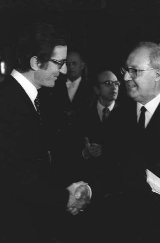 Il Presidente della Repubblica Giuseppe Saragat riceve  in visita di omaggio l'on. Lorenzo Natali, Ministro del turismo e dello spettacolo, e  Italo Gemini, Presidente dell'AGIS, con i vincitori del Premio "David di Donatello"