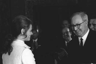Il Presidente della Repubblica Giuseppe Saragat riceve  in visita di omaggio l'on. Lorenzo Natali, Ministro del turismo e dello spettacolo, e  Italo Gemini, Presidente dell'AGIS, con i vincitori del Premio "David di Donatello"