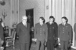 Il Presidente della Repubblica Giuseppe Saragat riceve in udienza il Capitano Alberto Frigo,  i sergenti Brancaccio e De Paolis e  il carabiniere Basuino, vincitori dei Campionati europei di bob, accompagnati dal Sottosegretario di Stato alla difesa Mario Guadalupi