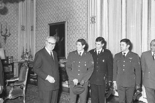 Il Presidente della Repubblica Giuseppe Saragat riceve in udienza il Capitano Alberto Frigo,  i sergenti Brancaccio e De Paolis e  il carabiniere Basuino, vincitori dei Campionati europei di bob, accompagnati dal Sottosegretario di Stato alla difesa Mario Guadalupi