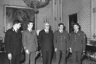 Il Presidente della Repubblica Giuseppe Saragat riceve in udienza il Capitano Alberto Frigo,  i sergenti Brancaccio e De Paolis e  il carabiniere Basuino, vincitori dei Campionati europei di bob, accompagnati dal Sottosegretario di Stato alla difesa Mario Guadalupi