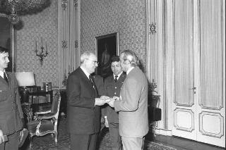 Il Presidente della Repubblica Giuseppe Saragat riceve in udienza il Capitano Alberto Frigo,  i sergenti Brancaccio e De Paolis e  il carabiniere Basuino, vincitori dei Campionati europei di bob, accompagnati dal Sottosegretario di Stato alla difesa Mario Guadalupi