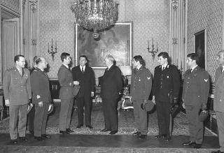 Il Presidente della Repubblica Giuseppe Saragat riceve in udienza il Capitano Alberto Frigo,  i sergenti Brancaccio e De Paolis e  il carabiniere Basuino, vincitori dei Campionati europei di bob, accompagnati dal Sottosegretario di Stato alla difesa Mario Guadalupi