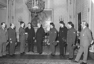 Il Presidente della Repubblica Giuseppe Saragat riceve in udienza il Capitano Alberto Frigo,  i sergenti Brancaccio e De Paolis e  il carabiniere Basuino, vincitori dei Campionati europei di bob, accompagnati dal Sottosegretario di Stato alla difesa Mario Guadalupi