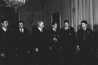 Il Presidente della Repubblica Giuseppe Saragat riceve in udienza il Capitano Alberto Frigo,  i sergenti Brancaccio e De Paolis e  il carabiniere Basuino, vincitori dei Campionati europei di bob, accompagnati dal Sottosegretario di Stato alla difesa Mario Guadalupi