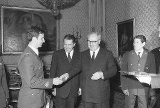 Il Presidente della Repubblica Giuseppe Saragat riceve in udienza il Capitano Alberto Frigo,  i sergenti Brancaccio e De Paolis e  il carabiniere Basuino, vincitori dei Campionati europei di bob, accompagnati dal Sottosegretario di Stato alla difesa Mario Guadalupi