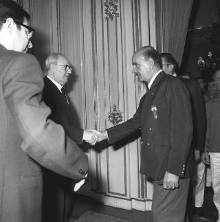Il Presidente della Repubblica Giuseppe Saragat riceve in udienza l'ing. Giovanni Favaretto Fisca, sindaco di Venezia, con i componenti dell'armo veneziano vincitore della Regata delle antiche Repubbliche marinare e i rappresentanti delle città di Amalfi, Genova e Pisa