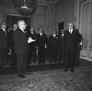 Il Presidente della Repubblica Giuseppe Saragat riceve in udienza l'ing. Giovanni Favaretto Fisca, sindaco di Venezia, con i componenti dell'armo veneziano vincitore della Regata delle antiche Repubbliche marinare e i rappresentanti delle città di Amalfi, Genova e Pisa
