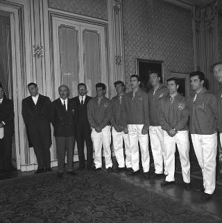 Il Presidente della Repubblica Giuseppe Saragat riceve in udienza l'ing. Giovanni Favaretto Fisca, sindaco di Venezia, con i componenti dell'armo veneziano vincitore della Regata delle antiche Repubbliche marinare e i rappresentanti delle città di Amalfi, Genova e Pisa