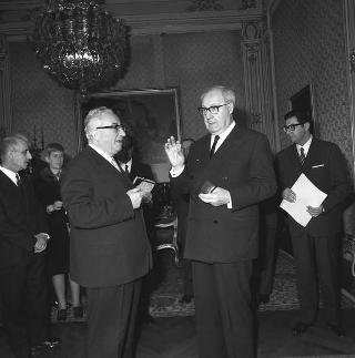 Il Presidente della Repubblica Giuseppe Saragat riceve in udienza l'ing. Giovanni Favaretto Fisca, sindaco di Venezia, con i componenti dell'armo veneziano vincitore della Regata delle antiche Repubbliche marinare e i rappresentanti delle città di Amalfi, Genova e Pisa