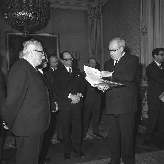 Il Presidente della Repubblica Giuseppe Saragat riceve in udienza l'ing. Giovanni Favaretto Fisca, sindaco di Venezia, con i componenti dell'armo veneziano vincitore della Regata delle antiche Repubbliche marinare e i rappresentanti delle città di Amalfi, Genova e Pisa