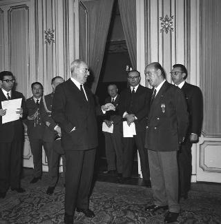 Il Presidente della Repubblica Giuseppe Saragat riceve in udienza l'ing. Giovanni Favaretto Fisca, sindaco di Venezia, con i componenti dell'armo veneziano vincitore della Regata delle antiche Repubbliche marinare e i rappresentanti delle città di Amalfi, Genova e Pisa