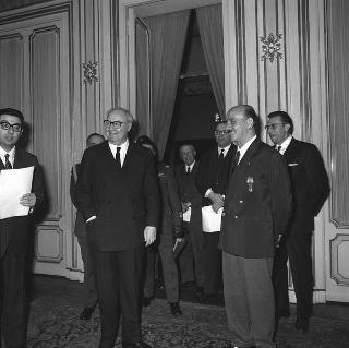 Il Presidente della Repubblica Giuseppe Saragat riceve in udienza l'ing. Giovanni Favaretto Fisca, sindaco di Venezia, con i componenti dell'armo veneziano vincitore della Regata delle antiche Repubbliche marinare e i rappresentanti delle città di Amalfi, Genova e Pisa