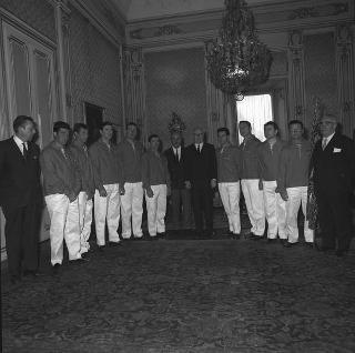 Il Presidente della Repubblica Giuseppe Saragat riceve in udienza l'ing. Giovanni Favaretto Fisca, sindaco di Venezia, con i componenti dell'armo veneziano vincitore della Regata delle antiche Repubbliche marinare e i rappresentanti delle città di Amalfi, Genova e Pisa