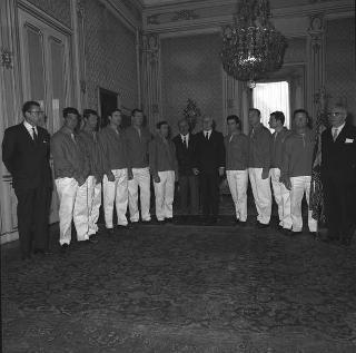 Il Presidente della Repubblica Giuseppe Saragat riceve in udienza l'ing. Giovanni Favaretto Fisca, sindaco di Venezia, con i componenti dell'armo veneziano vincitore della Regata delle antiche Repubbliche marinare e i rappresentanti delle città di Amalfi, Genova e Pisa