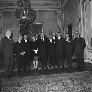 Il Presidente della Repubblica Giuseppe Saragat riceve in udienza l'ing. Giovanni Favaretto Fisca, sindaco di Venezia, con i componenti dell'armo veneziano vincitore della Regata delle antiche Repubbliche marinare e i rappresentanti delle città di Amalfi, Genova e Pisa