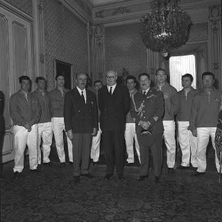 Il Presidente della Repubblica Giuseppe Saragat riceve in udienza l'ing. Giovanni Favaretto Fisca, sindaco di Venezia, con i componenti dell'armo veneziano vincitore della Regata delle antiche Repubbliche marinare e i rappresentanti delle città di Amalfi, Genova e Pisa