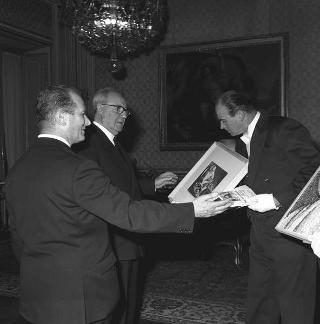 Walter Magnavacchi, Presidente del Concorso di pittura "Marina di Ravenna", con Domenico Purificato, Luigi Servolini e Enrico Lama in visita di omaggio al Presidente della Repubblica Giuseppe Saragat per offrire in dono un mosaico