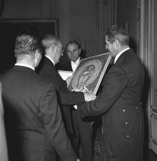 Walter Magnavacchi, Presidente del Concorso di pittura "Marina di Ravenna", con Domenico Purificato, Luigi Servolini e Enrico Lama in visita di omaggio al Presidente della Repubblica Giuseppe Saragat per offrire in dono un mosaico