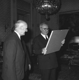 Walter Magnavacchi, Presidente del Concorso di pittura "Marina di Ravenna", con Domenico Purificato, Luigi Servolini e Enrico Lama in visita di omaggio al Presidente della Repubblica Giuseppe Saragat per offrire in dono un mosaico