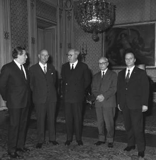 Walter Magnavacchi, Presidente del Concorso di pittura "Marina di Ravenna", con Domenico Purificato, Luigi Servolini e Enrico Lama in visita di omaggio al Presidente della Repubblica Giuseppe Saragat per offrire in dono un mosaico