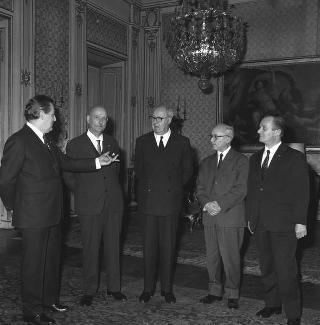 Walter Magnavacchi, Presidente del Concorso di pittura "Marina di Ravenna", con Domenico Purificato, Luigi Servolini e Enrico Lama in visita di omaggio al Presidente della Repubblica Giuseppe Saragat per offrire in dono un mosaico