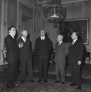 Walter Magnavacchi, Presidente del Concorso di pittura "Marina di Ravenna", con Domenico Purificato, Luigi Servolini e Enrico Lama in visita di omaggio al Presidente della Repubblica Giuseppe Saragat per offrire in dono un mosaico