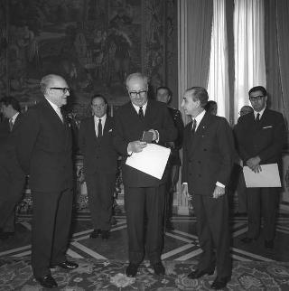 Avv. Giacinto Froggio Francica, Presidente del "Brutium", con i componenti il Comitato direttivo e gli esponenti delle comunità calabresi nel mondo, in occasione della 3^ edizione della "Festa dei calabresi nel mondo"