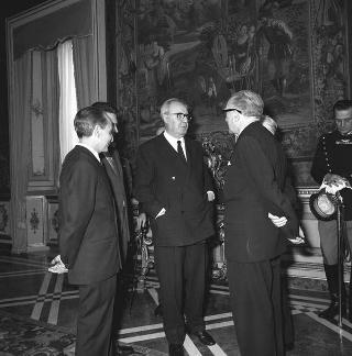 Avv. Giacinto Froggio Francica, Presidente del "Brutium", con i componenti il Comitato direttivo e gli esponenti delle comunità calabresi nel mondo, in occasione della 3^ edizione della "Festa dei calabresi nel mondo"