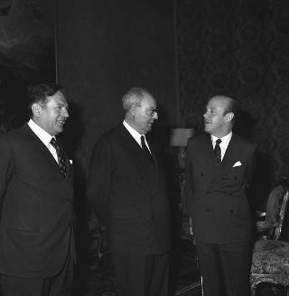 Il Presidente della Repubblica Giuseppe Saragat riceve in udienza Nicanor Costa Mendez, Ministro degli affari esteri dell'Argentina, accompagnato da Mario Zagari, Sottosegretario di Stato per gli affari esteri