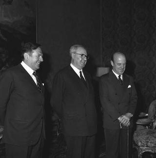 Il Presidente della Repubblica Giuseppe Saragat riceve in udienza Nicanor Costa Mendez, Ministro degli affari esteri dell'Argentina, accompagnato da Mario Zagari, Sottosegretario di Stato per gli affari esteri