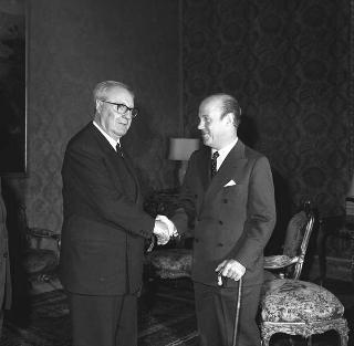 Il Presidente della Repubblica Giuseppe Saragat riceve in udienza Nicanor Costa Mendez, Ministro degli affari esteri dell'Argentina, accompagnato da Mario Zagari, Sottosegretario di Stato per gli affari esteri