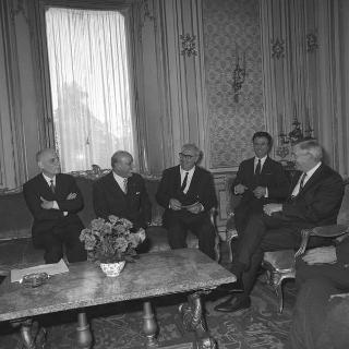 Il Presidente della Repubblica Giuseppe Saragat riceve in udienza Alessandro Rossi Fanelli, accademico nazionale dei Lincei, con le autorità italiane e americane per la ratifica di un accordo di collaborazione scientifica italo-americana