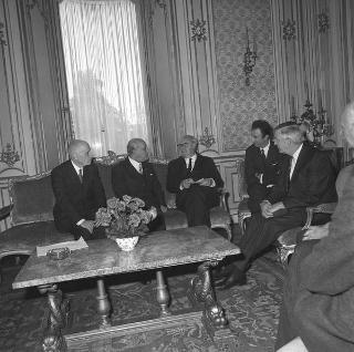Il Presidente della Repubblica Giuseppe Saragat riceve in udienza Alessandro Rossi Fanelli, accademico nazionale dei Lincei, con le autorità italiane e americane per la ratifica di un accordo di collaborazione scientifica italo-americana