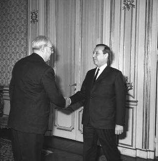 Il Presidente della Repubblica Giuseppe Saragat riceve in udienza Michel Debrè, Ministro degli affari esteri di Francia, accompagnato dagli ambasciatori di Francia a Roma e d'Italia a Parigi