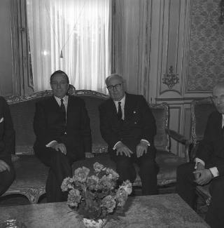 Il Presidente della Repubblica Giuseppe Saragat riceve in udienza Michel Debrè, Ministro degli affari esteri di Francia, accompagnato dagli ambasciatori di Francia a Roma e d'Italia a Parigi
