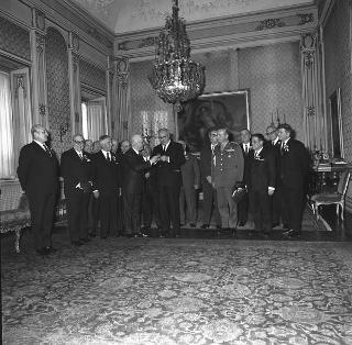 Il Presidente della Repubblica Giuseppe Saragat con Generale di Corpo d'Armata Carlo Boffa, Segretario generale della Federazione fra le Associazioni nazionali ufficiali e sottoufficiali provenienti dal servizio attivo, con i componenti il gruppo direttivo