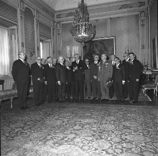 Il Presidente della Repubblica Giuseppe Saragat con Generale di Corpo d'Armata Carlo Boffa, Segretario generale della Federazione fra le Associazioni nazionali ufficiali e sottoufficiali provenienti dal servizio attivo, con i componenti il gruppo direttivo