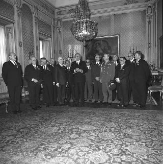 Il Presidente della Repubblica Giuseppe Saragat con Generale di Corpo d'Armata Carlo Boffa, Segretario generale della Federazione fra le Associazioni nazionali ufficiali e sottoufficiali provenienti dal servizio attivo, con i componenti il gruppo direttivo