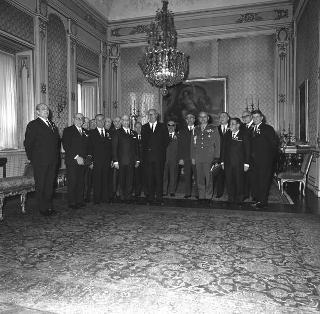 Il Presidente della Repubblica Giuseppe Saragat con Generale di Corpo d'Armata Carlo Boffa, Segretario generale della Federazione fra le Associazioni nazionali ufficiali e sottoufficiali provenienti dal servizio attivo, con i componenti il gruppo direttivo