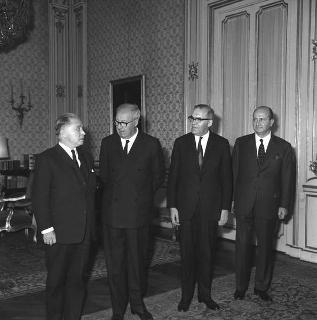 Gaston Eyskens, Presidente del Consiglio del Regno del Belgio, con gli ambasciatori del Belgio a Roma e d'Italia a Bruxelles