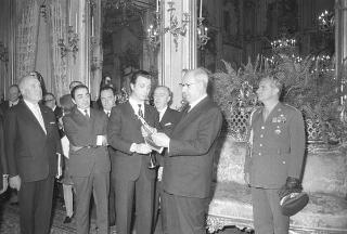 Il Presidente della Repubblica Giuseppe Saragat incontra  il sen. Dante Schietroma, Sottosegretario di Stato all'industria e commercio, con Bruno Cremona, Presidente dell'Associazione nazionale dei fabbricanti di giocattoli, e i partecipanti al Congresso europeo dell'Associazione