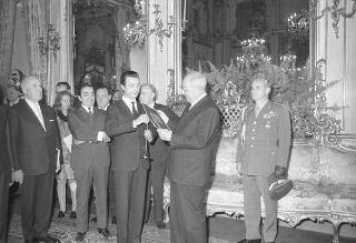 Il Presidente della Repubblica Giuseppe Saragat incontra  il sen. Dante Schietroma, Sottosegretario di Stato all'industria e commercio, con Bruno Cremona, Presidente dell'Associazione nazionale dei fabbricanti di giocattoli, e i partecipanti al Congresso europeo dell'Associazione