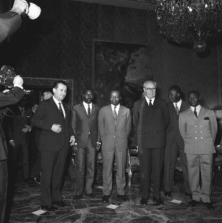 Rappresentanti dei Governi della Costa d'Avorio e del Gabon, con Mario Pedini, Sottosegretario di Stato per gli affari esteri, e i rispettivi ambasciatori a Roma