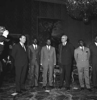 Rappresentanti dei Governi della Costa d'Avorio e del Gabon, con Mario Pedini, Sottosegretario di Stato per gli affari esteri, e i rispettivi ambasciatori a Roma