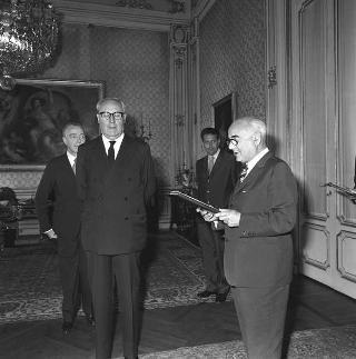 Il Presidente della Repubblica Giuseppe Saragat riceve in visita di omaggio Luciano Jona, Presidente dell'Istituto Bancario S. Paolo di Torino, con gli amministratori e i componenti la Direzione generale